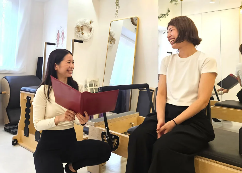 お客様のレッスンに向き合うfis.pilatesのインストラクター